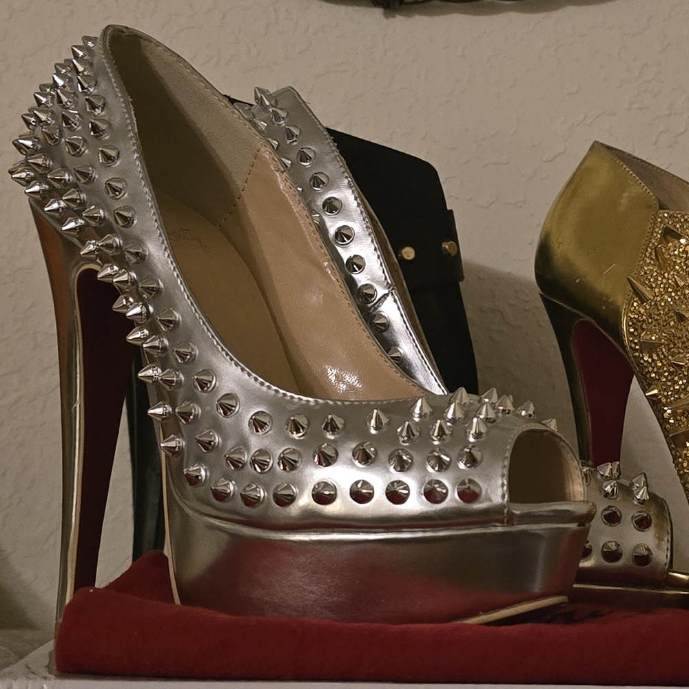 ⭐️Christian Loboutin Silver Spiked Peep-Toe Platform Runway Heels - Picture 4 of 11